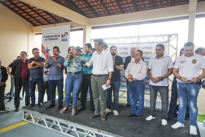 População de Cametá recebe delegacia, hospital e mais de 30 cheques moradia
O governador do estado do Pará, Helder Barbalho, visitou, na manhã desta quarta-feira (19), o município de Cametá onde cumpriu três agendas oficiais na cidade, entregando obras para a população nas áreas de segurança e saúde. <div class='credito_fotos'>Foto: Marco Santos / Ag. Pará | <a href='/midias/2020/originais/6005_49857421-1548-7fae-a1fe-2bfa9d992819.jpg' download><i class='fa-solid fa-download'></i> Download</a></div>