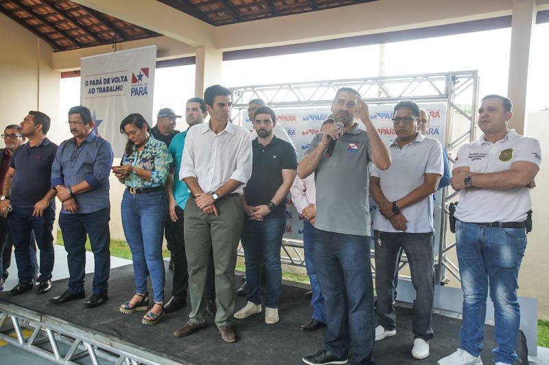 População de Cametá recebe delegacia, hospital e mais de 30 cheques moradia
O governador do estado do Pará, Helder Barbalho, visitou, na manhã desta quarta-feira (19), o município de Cametá onde cumpriu três agendas oficiais na cidade, entregando obras para a população nas áreas de segurança e saúde. <div class='credito_fotos'>Foto: Marco Santos / Ag. Pará | <a href='/midias/2020/originais/6005_4dc3cba8-81fa-678e-cc14-a12fe082d14c.jpg' download><i class='fa-solid fa-download'></i> Download</a></div>
