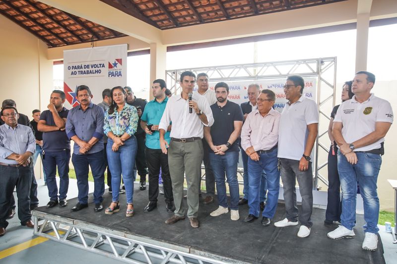 População de Cametá recebe delegacia, hospital e mais de 30 cheques moradia
O governador do estado do Pará, Helder Barbalho, visitou, na manhã desta quarta-feira (19), o município de Cametá onde cumpriu três agendas oficiais na cidade, entregando obras para a população nas áreas de segurança e saúde. <div class='credito_fotos'>Foto: Marco Santos / Ag. Pará | <a href='/midias/2020/originais/6005_51d7a2be-66f7-86ca-f432-a38db2131a60.jpg' download><i class='fa-solid fa-download'></i> Download</a></div>