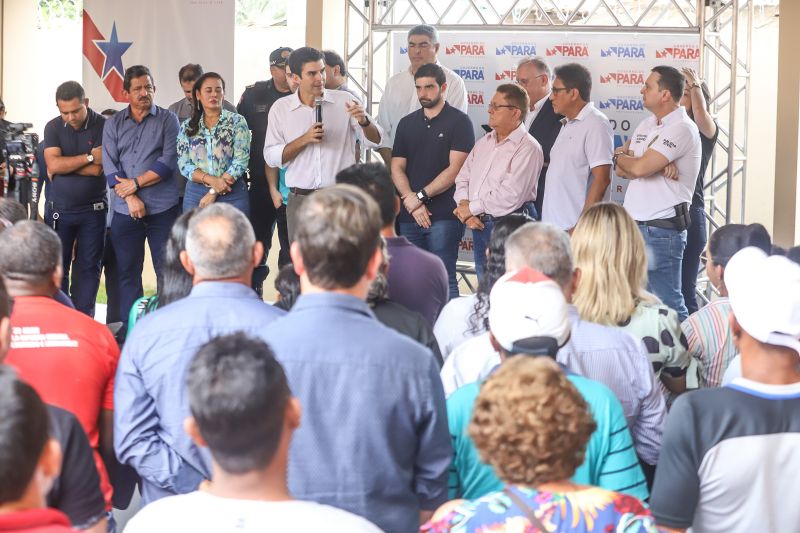 População de Cametá recebe delegacia, hospital e mais de 30 cheques moradia
O governador do estado do Pará, Helder Barbalho, visitou, na manhã desta quarta-feira (19), o município de Cametá onde cumpriu três agendas oficiais na cidade, entregando obras para a população nas áreas de segurança e saúde. <div class='credito_fotos'>Foto: Marco Santos / Ag. Pará | <a href='/midias/2020/originais/6005_54b349d7-097b-efbc-8e11-41541eed7cea.jpg' download><i class='fa-solid fa-download'></i> Download</a></div>