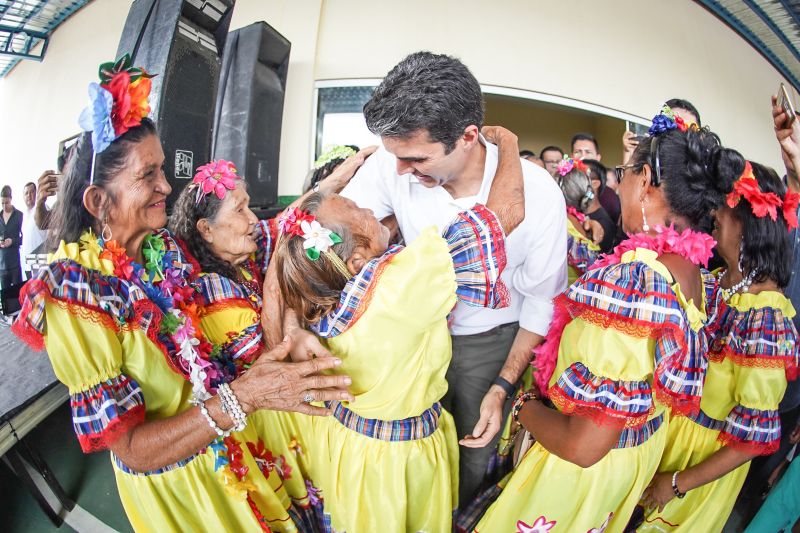 População de Cametá recebe delegacia, hospital e mais de 30 cheques moradia
O governador do estado do Pará, Helder Barbalho, visitou, na manhã desta quarta-feira (19), o município de Cametá onde cumpriu três agendas oficiais na cidade, entregando obras para a população nas áreas de segurança e saúde. <div class='credito_fotos'>Foto: Marco Santos / Ag. Pará | <a href='/midias/2020/originais/6005_568dbc3a-2f71-2444-fc33-d24b5a14f377.jpg' download><i class='fa-solid fa-download'></i> Download</a></div>