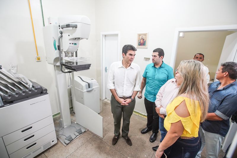 População de Cametá recebe delegacia, hospital e mais de 30 cheques moradia
O governador do estado do Pará, Helder Barbalho, visitou, na manhã desta quarta-feira (19), o município de Cametá onde cumpriu três agendas oficiais na cidade, entregando obras para a população nas áreas de segurança e saúde. <div class='credito_fotos'>Foto: Marco Santos / Ag. Pará | <a href='/midias/2020/originais/6005_5b34b8e2-368b-40bb-d470-3aa0e1626831.jpg' download><i class='fa-solid fa-download'></i> Download</a></div>