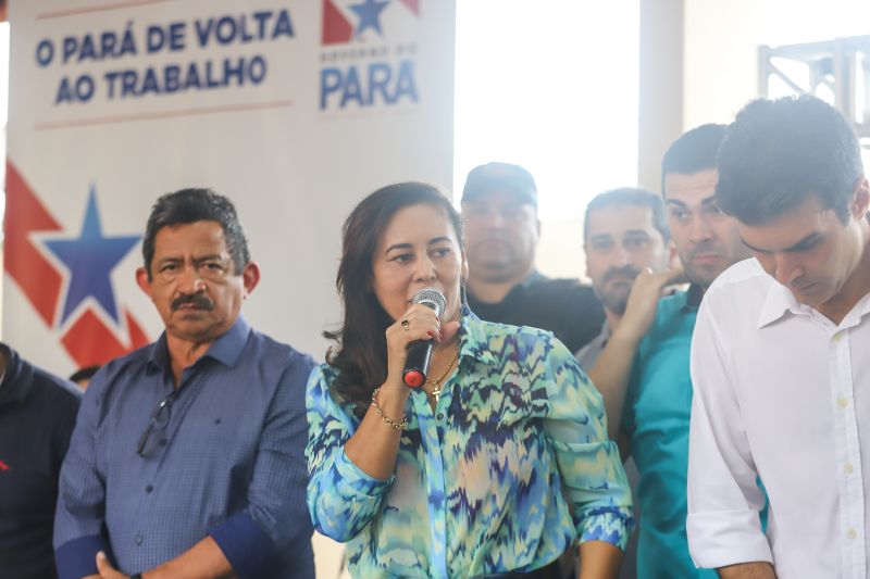 População de Cametá recebe delegacia, hospital e mais de 30 cheques moradia
O governador do estado do Pará, Helder Barbalho, visitou, na manhã desta quarta-feira (19), o município de Cametá onde cumpriu três agendas oficiais na cidade, entregando obras para a população nas áreas de segurança e saúde. <div class='credito_fotos'>Foto: Marco Santos / Ag. Pará | <a href='/midias/2020/originais/6005_5f90f616-b7f4-3973-1cd3-7136b972c501.jpg' download><i class='fa-solid fa-download'></i> Download</a></div>