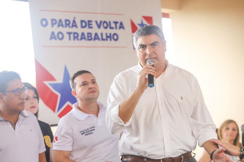 População de Cametá recebe delegacia, hospital e mais de 30 cheques moradia
O governador do estado do Pará, Helder Barbalho, visitou, na manhã desta quarta-feira (19), o município de Cametá onde cumpriu três agendas oficiais na cidade, entregando obras para a população nas áreas de segurança e saúde. <div class='credito_fotos'>Foto: Marco Santos / Ag. Pará | <a href='/midias/2020/originais/6005_65ed6e80-1e06-a3f6-6b29-7f1ac646ce83.jpg' download><i class='fa-solid fa-download'></i> Download</a></div>