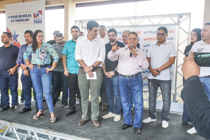 População de Cametá recebe delegacia, hospital e mais de 30 cheques moradia
O governador do estado do Pará, Helder Barbalho, visitou, na manhã desta quarta-feira (19), o município de Cametá onde cumpriu três agendas oficiais na cidade, entregando obras para a população nas áreas de segurança e saúde. <div class='credito_fotos'>Foto: Marco Santos / Ag. Pará | <a href='/midias/2020/originais/6005_7d9f9e7f-ae36-eacf-46aa-17bfe886d3bf.jpg' download><i class='fa-solid fa-download'></i> Download</a></div>