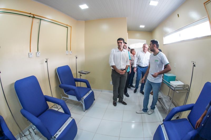 População de Cametá recebe delegacia, hospital e mais de 30 cheques moradia
O governador do estado do Pará, Helder Barbalho, visitou, na manhã desta quarta-feira (19), o município de Cametá onde cumpriu três agendas oficiais na cidade, entregando obras para a população nas áreas de segurança e saúde. <div class='credito_fotos'>Foto: Marco Santos / Ag. Pará | <a href='/midias/2020/originais/6005_82e70f0a-b059-0f7c-4234-56932b0e7d53.jpg' download><i class='fa-solid fa-download'></i> Download</a></div>