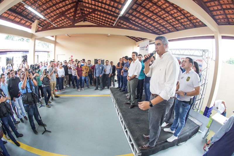 População de Cametá recebe delegacia, hospital e mais de 30 cheques moradia
O governador do estado do Pará, Helder Barbalho, visitou, na manhã desta quarta-feira (19), o município de Cametá onde cumpriu três agendas oficiais na cidade, entregando obras para a população nas áreas de segurança e saúde. <div class='credito_fotos'>Foto: Marco Santos / Ag. Pará | <a href='/midias/2020/originais/6005_90e0165a-1ddd-d172-7b4d-da7ed2bb1d93.jpg' download><i class='fa-solid fa-download'></i> Download</a></div>