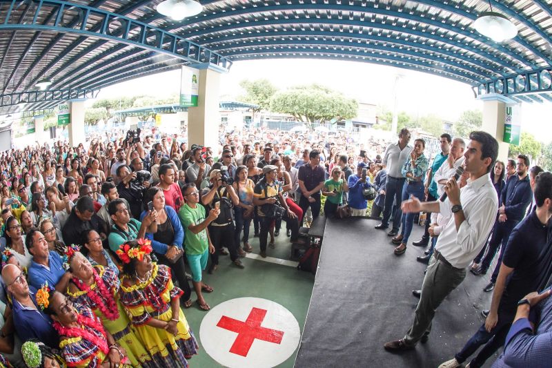 População de Cametá recebe delegacia, hospital e mais de 30 cheques moradia
O governador do estado do Pará, Helder Barbalho, visitou, na manhã desta quarta-feira (19), o município de Cametá onde cumpriu três agendas oficiais na cidade, entregando obras para a população nas áreas de segurança e saúde. <div class='credito_fotos'>Foto: Marco Santos / Ag. Pará | <a href='/midias/2020/originais/6005_9890faac-0b76-82ea-e00f-90583c43ea58.jpg' download><i class='fa-solid fa-download'></i> Download</a></div>