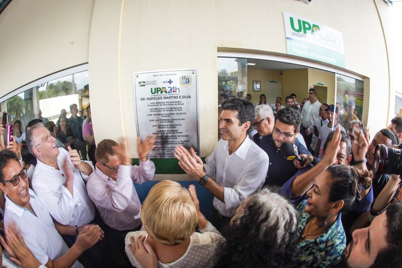 População de Cametá recebe delegacia, hospital e mais de 30 cheques moradia
O governador do estado do Pará, Helder Barbalho, visitou, na manhã desta quarta-feira (19), o município de Cametá onde cumpriu três agendas oficiais na cidade, entregando obras para a população nas áreas de segurança e saúde. <div class='credito_fotos'>Foto: Marco Santos / Ag. Pará   |   <a href='/midias/2020/originais/6005_98aa8add-f116-8c0f-a913-dda8419bc1b2.jpg' download><i class='fa-solid fa-download'></i> Download</a></div>