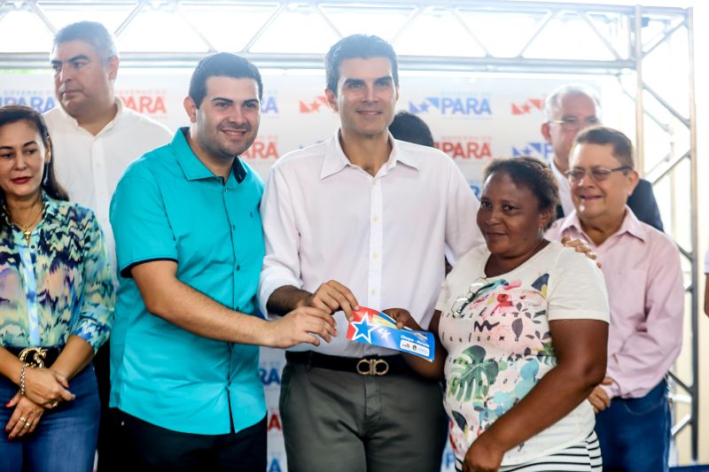 População de Cametá recebe delegacia, hospital e mais de 30 cheques moradia
O governador do estado do Pará, Helder Barbalho, visitou, na manhã desta quarta-feira (19), o município de Cametá onde cumpriu três agendas oficiais na cidade, entregando obras para a população nas áreas de segurança e saúde. <div class='credito_fotos'>Foto: Marco Santos / Ag. Pará   |   <a href='/midias/2020/originais/6005_9c08d1e5-00d3-2797-d5b9-30a9ccfa8f17.jpg' download><i class='fa-solid fa-download'></i> Download</a></div>