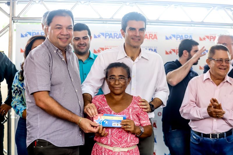 População de Cametá recebe delegacia, hospital e mais de 30 cheques moradia
O governador do estado do Pará, Helder Barbalho, visitou, na manhã desta quarta-feira (19), o município de Cametá onde cumpriu três agendas oficiais na cidade, entregando obras para a população nas áreas de segurança e saúde. <div class='credito_fotos'>Foto: Marco Santos / Ag. Pará | <a href='/midias/2020/originais/6005_a187cd27-0475-0a0e-f9a6-b9834f671dcc.jpg' download><i class='fa-solid fa-download'></i> Download</a></div>