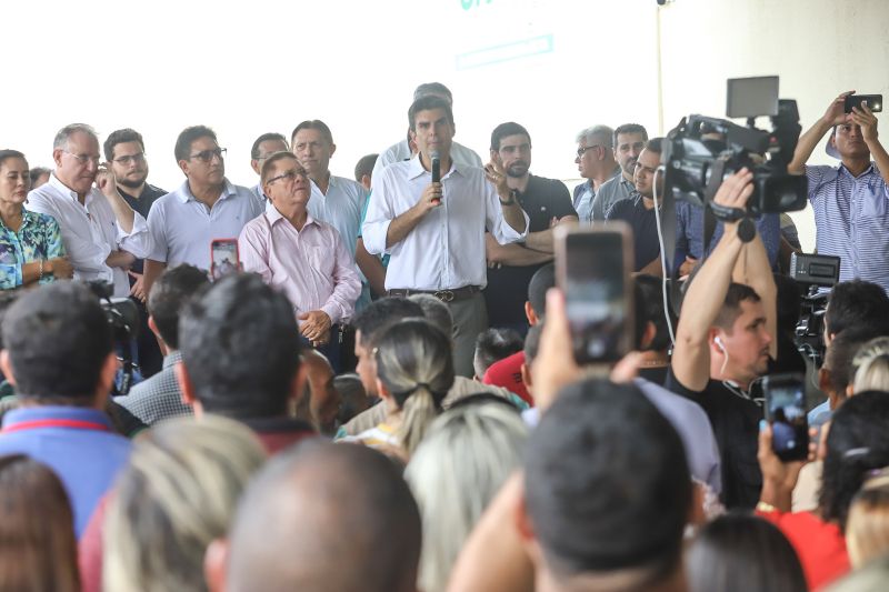 População de Cametá recebe delegacia, hospital e mais de 30 cheques moradia
O governador do estado do Pará, Helder Barbalho, visitou, na manhã desta quarta-feira (19), o município de Cametá onde cumpriu três agendas oficiais na cidade, entregando obras para a população nas áreas de segurança e saúde. <div class='credito_fotos'>Foto: Marco Santos / Ag. Pará | <a href='/midias/2020/originais/6005_a2d2cd89-dbd1-070c-1113-39df806fafe6.jpg' download><i class='fa-solid fa-download'></i> Download</a></div>