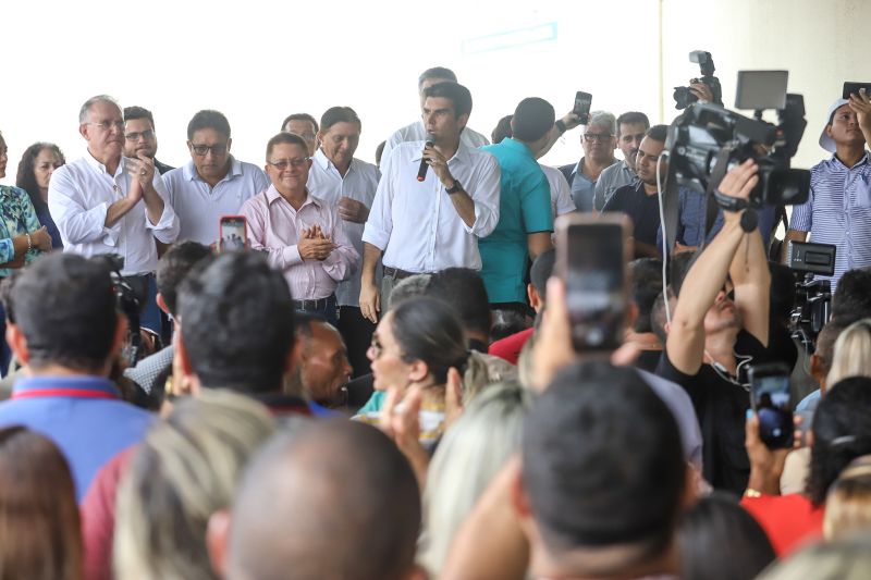 População de Cametá recebe delegacia, hospital e mais de 30 cheques moradia
O governador do estado do Pará, Helder Barbalho, visitou, na manhã desta quarta-feira (19), o município de Cametá onde cumpriu três agendas oficiais na cidade, entregando obras para a população nas áreas de segurança e saúde. <div class='credito_fotos'>Foto: Marco Santos / Ag. Pará | <a href='/midias/2020/originais/6005_a9f347dc-9c2a-dc5a-0799-2a8211a841f3.jpg' download><i class='fa-solid fa-download'></i> Download</a></div>