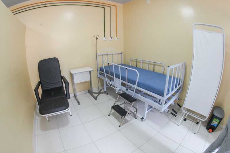 População de Cametá recebe delegacia, hospital e mais de 30 cheques moradia
O governador do estado do Pará, Helder Barbalho, visitou, na manhã desta quarta-feira (19), o município de Cametá onde cumpriu três agendas oficiais na cidade, entregando obras para a população nas áreas de segurança e saúde. <div class='credito_fotos'>Foto: Marco Santos / Ag. Pará | <a href='/midias/2020/originais/6005_b360ed8e-e79b-bd73-bbe4-70a3274fbbc0.jpg' download><i class='fa-solid fa-download'></i> Download</a></div>