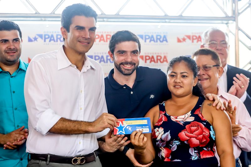 População de Cametá recebe delegacia, hospital e mais de 30 cheques moradia
O governador do estado do Pará, Helder Barbalho, visitou, na manhã desta quarta-feira (19), o município de Cametá onde cumpriu três agendas oficiais na cidade, entregando obras para a população nas áreas de segurança e saúde. <div class='credito_fotos'>Foto: Marco Santos / Ag. Pará | <a href='/midias/2020/originais/6005_b4a9ae6a-3778-6d51-cd21-dcc70c61ff96.jpg' download><i class='fa-solid fa-download'></i> Download</a></div>