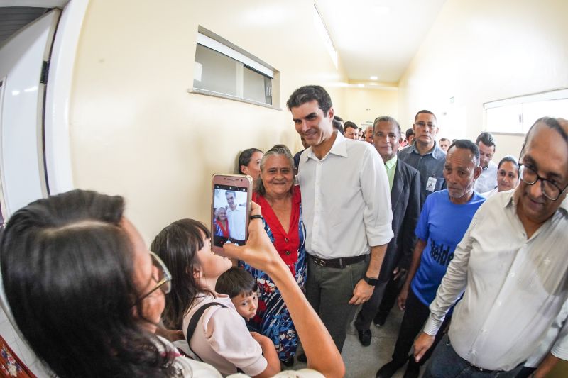 População de Cametá recebe delegacia, hospital e mais de 30 cheques moradia
O governador do estado do Pará, Helder Barbalho, visitou, na manhã desta quarta-feira (19), o município de Cametá onde cumpriu três agendas oficiais na cidade, entregando obras para a população nas áreas de segurança e saúde. <div class='credito_fotos'>Foto: Marco Santos / Ag. Pará | <a href='/midias/2020/originais/6005_b7efe665-db22-9dbe-8145-9bc2c6534be5.jpg' download><i class='fa-solid fa-download'></i> Download</a></div>