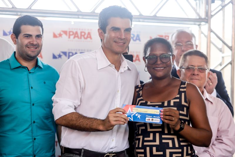 População de Cametá recebe delegacia, hospital e mais de 30 cheques moradia
O governador do estado do Pará, Helder Barbalho, visitou, na manhã desta quarta-feira (19), o município de Cametá onde cumpriu três agendas oficiais na cidade, entregando obras para a população nas áreas de segurança e saúde. <div class='credito_fotos'>Foto: Marco Santos / Ag. Pará | <a href='/midias/2020/originais/6005_b9266e0d-afec-4448-325a-40984c1f4719.jpg' download><i class='fa-solid fa-download'></i> Download</a></div>