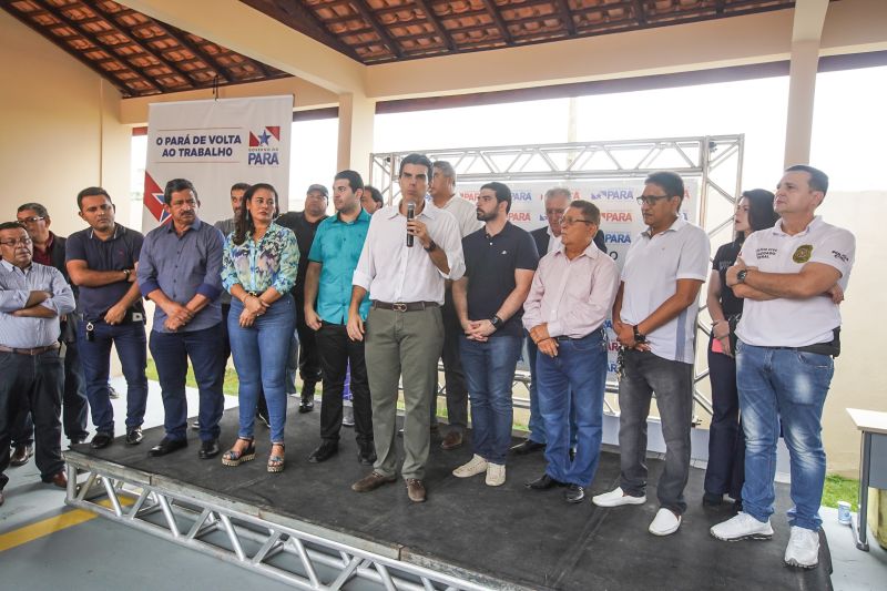 População de Cametá recebe delegacia, hospital e mais de 30 cheques moradia
O governador do estado do Pará, Helder Barbalho, visitou, na manhã desta quarta-feira (19), o município de Cametá onde cumpriu três agendas oficiais na cidade, entregando obras para a população nas áreas de segurança e saúde. <div class='credito_fotos'>Foto: Marco Santos / Ag. Pará | <a href='/midias/2020/originais/6005_c39e232a-e3b1-404c-79fc-0936d0f8b10e.jpg' download><i class='fa-solid fa-download'></i> Download</a></div>