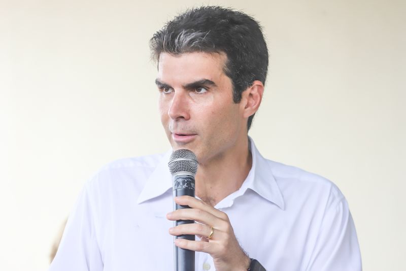 População de Cametá recebe delegacia, hospital e mais de 30 cheques moradia
O governador do estado do Pará, Helder Barbalho, visitou, na manhã desta quarta-feira (19), o município de Cametá onde cumpriu três agendas oficiais na cidade, entregando obras para a população nas áreas de segurança e saúde. <div class='credito_fotos'>Foto: Marco Santos / Ag. Pará | <a href='/midias/2020/originais/6005_c7dd5ffd-44f3-fb07-982d-7e5345948b66.jpg' download><i class='fa-solid fa-download'></i> Download</a></div>