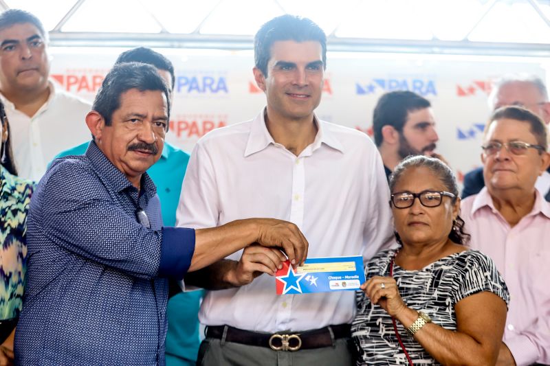 População de Cametá recebe delegacia, hospital e mais de 30 cheques moradia
O governador do estado do Pará, Helder Barbalho, visitou, na manhã desta quarta-feira (19), o município de Cametá onde cumpriu três agendas oficiais na cidade, entregando obras para a população nas áreas de segurança e saúde. <div class='credito_fotos'>Foto: Marco Santos / Ag. Pará | <a href='/midias/2020/originais/6005_cd3fde02-3141-df9e-41f4-7097b331a014.jpg' download><i class='fa-solid fa-download'></i> Download</a></div>