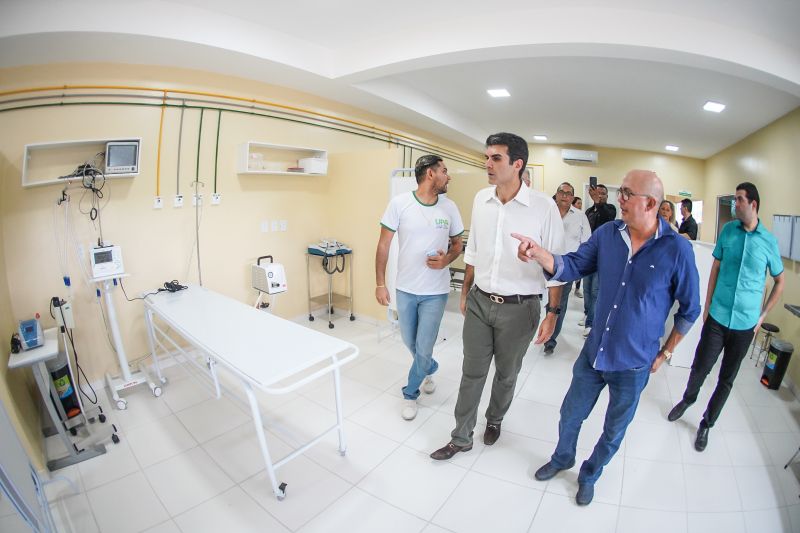 População de Cametá recebe delegacia, hospital e mais de 30 cheques moradia
O governador do estado do Pará, Helder Barbalho, visitou, na manhã desta quarta-feira (19), o município de Cametá onde cumpriu três agendas oficiais na cidade, entregando obras para a população nas áreas de segurança e saúde. <div class='credito_fotos'>Foto: Marco Santos / Ag. Pará   |   <a href='/midias/2020/originais/6005_d03b2b16-5268-2401-069d-3aa1a278c5ac.jpg' download><i class='fa-solid fa-download'></i> Download</a></div>