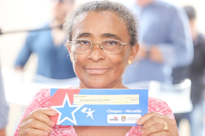 População de Cametá recebe delegacia, hospital e mais de 30 cheques moradia
O governador do estado do Pará, Helder Barbalho, visitou, na manhã desta quarta-feira (19), o município de Cametá onde cumpriu três agendas oficiais na cidade, entregando obras para a população nas áreas de segurança e saúde. <div class='credito_fotos'>Foto: Marco Santos / Ag. Pará | <a href='/midias/2020/originais/6005_d4e63b75-628b-6c6a-323c-ece7a80fad88.jpg' download><i class='fa-solid fa-download'></i> Download</a></div>