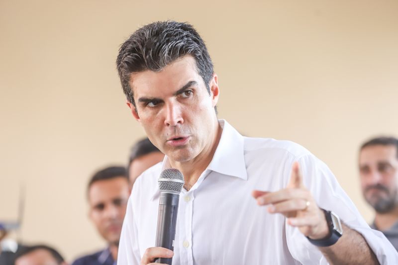 População de Cametá recebe delegacia, hospital e mais de 30 cheques moradia
O governador do estado do Pará, Helder Barbalho, visitou, na manhã desta quarta-feira (19), o município de Cametá onde cumpriu três agendas oficiais na cidade, entregando obras para a população nas áreas de segurança e saúde. <div class='credito_fotos'>Foto: Marco Santos / Ag. Pará | <a href='/midias/2020/originais/6005_d5993cb7-64a8-4991-6e38-ed182aa80556.jpg' download><i class='fa-solid fa-download'></i> Download</a></div>