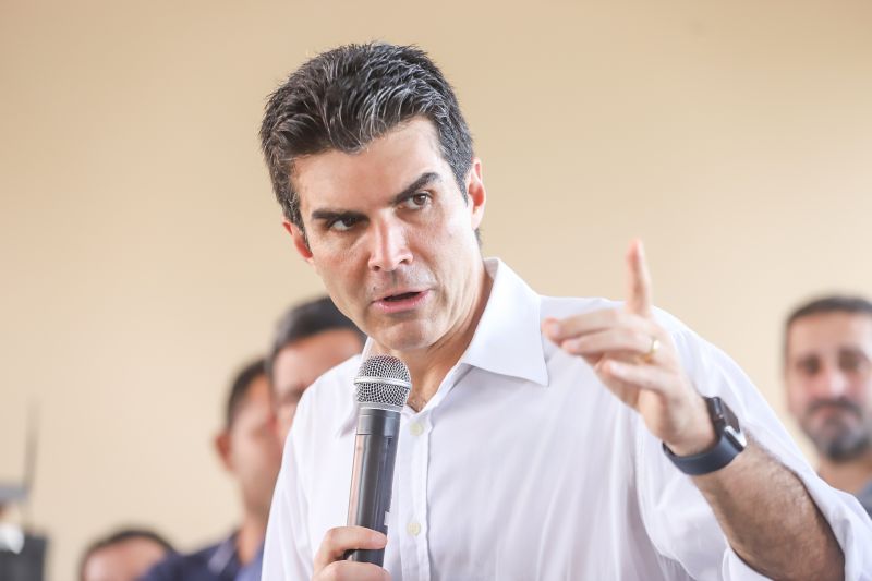 População de Cametá recebe delegacia, hospital e mais de 30 cheques moradia
O governador do estado do Pará, Helder Barbalho, visitou, na manhã desta quarta-feira (19), o município de Cametá onde cumpriu três agendas oficiais na cidade, entregando obras para a população nas áreas de segurança e saúde. <div class='credito_fotos'>Foto: Marco Santos / Ag. Pará | <a href='/midias/2020/originais/6005_d63ffde2-2667-fcf7-9cee-d7cfa61c15fd.jpg' download><i class='fa-solid fa-download'></i> Download</a></div>