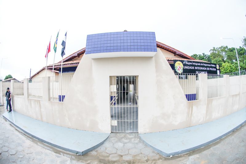 População de Cametá recebe delegacia, hospital e mais de 30 cheques moradia
O governador do estado do Pará, Helder Barbalho, visitou, na manhã desta quarta-feira (19), o município de Cametá onde cumpriu três agendas oficiais na cidade, entregando obras para a população nas áreas de segurança e saúde. <div class='credito_fotos'>Foto: Marco Santos / Ag. Pará | <a href='/midias/2020/originais/6005_d6bbf28d-4ccd-7b31-72bc-a21e24fa64f4.jpg' download><i class='fa-solid fa-download'></i> Download</a></div>
