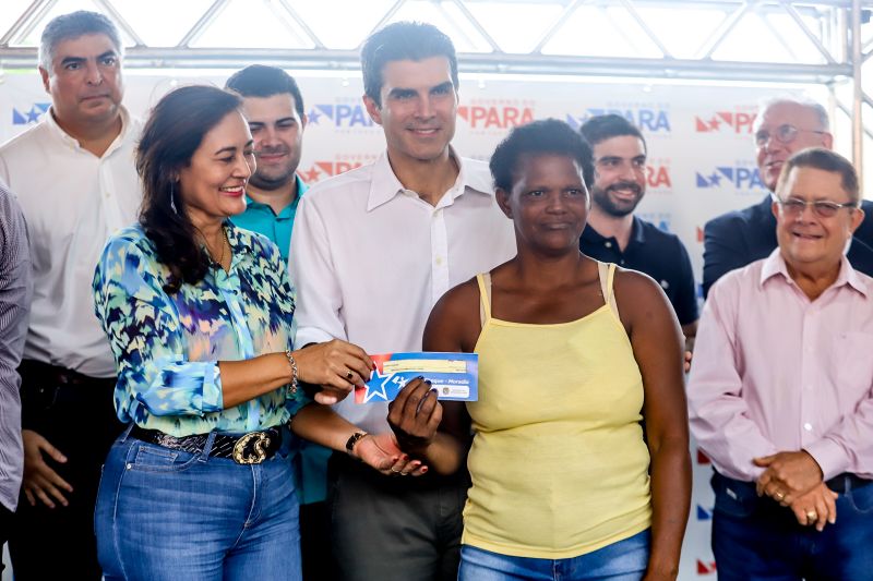 População de Cametá recebe delegacia, hospital e mais de 30 cheques moradia
O governador do estado do Pará, Helder Barbalho, visitou, na manhã desta quarta-feira (19), o município de Cametá onde cumpriu três agendas oficiais na cidade, entregando obras para a população nas áreas de segurança e saúde. <div class='credito_fotos'>Foto: Marco Santos / Ag. Pará   |   <a href='/midias/2020/originais/6005_df2f1fa3-d114-755e-d95b-75241121f055.jpg' download><i class='fa-solid fa-download'></i> Download</a></div>