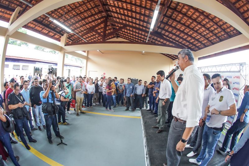 População de Cametá recebe delegacia, hospital e mais de 30 cheques moradia
O governador do estado do Pará, Helder Barbalho, visitou, na manhã desta quarta-feira (19), o município de Cametá onde cumpriu três agendas oficiais na cidade, entregando obras para a população nas áreas de segurança e saúde. <div class='credito_fotos'>Foto: Marco Santos / Ag. Pará   |   <a href='/midias/2020/originais/6005_e466d56e-5e00-81e6-2d84-5e331b2e9c86.jpg' download><i class='fa-solid fa-download'></i> Download</a></div>