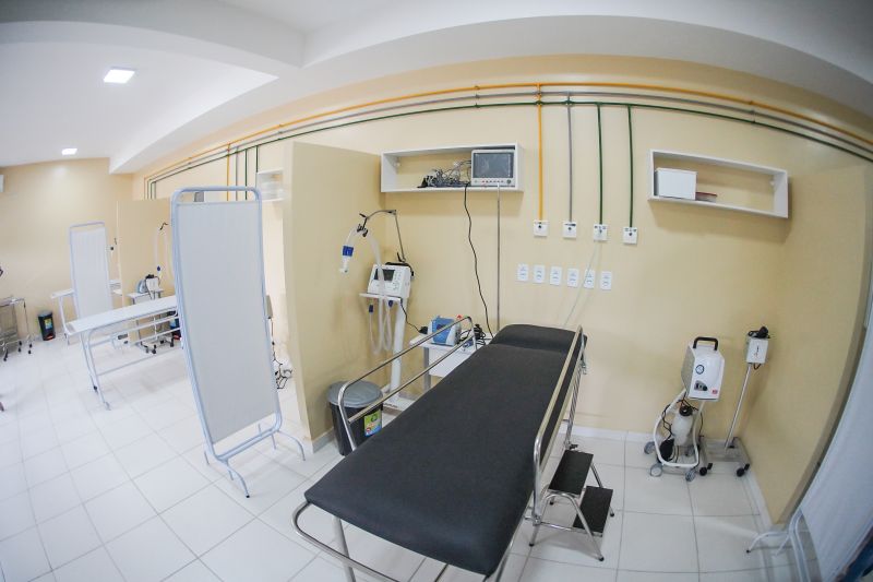 População de Cametá recebe delegacia, hospital e mais de 30 cheques moradia
O governador do estado do Pará, Helder Barbalho, visitou, na manhã desta quarta-feira (19), o município de Cametá onde cumpriu três agendas oficiais na cidade, entregando obras para a população nas áreas de segurança e saúde. <div class='credito_fotos'>Foto: Marco Santos / Ag. Pará | <a href='/midias/2020/originais/6005_e9cca220-acd7-2440-76fe-8638f8acb2d3.jpg' download><i class='fa-solid fa-download'></i> Download</a></div>