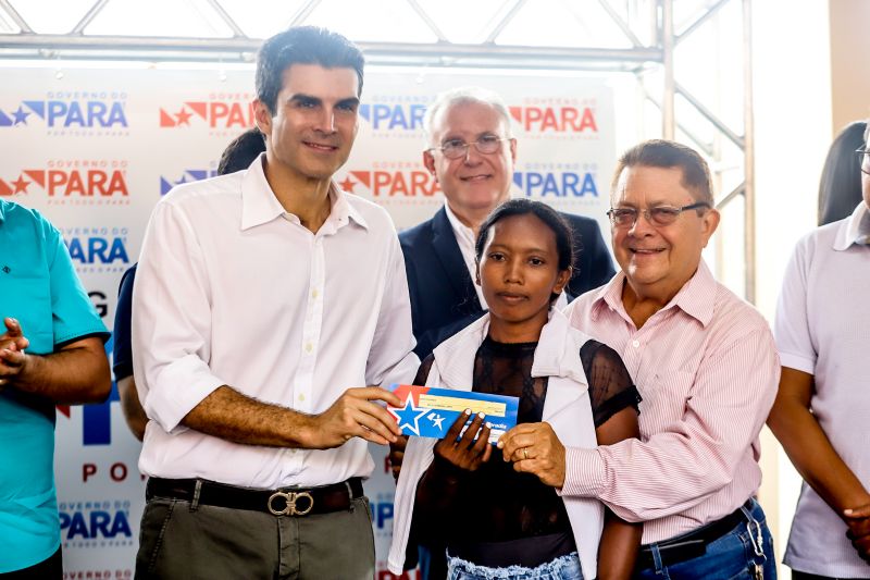 População de Cametá recebe delegacia, hospital e mais de 30 cheques moradia
O governador do estado do Pará, Helder Barbalho, visitou, na manhã desta quarta-feira (19), o município de Cametá onde cumpriu três agendas oficiais na cidade, entregando obras para a população nas áreas de segurança e saúde. <div class='credito_fotos'>Foto: Marco Santos / Ag. Pará | <a href='/midias/2020/originais/6005_ed504372-05ce-33d8-337a-b94313758997.jpg' download><i class='fa-solid fa-download'></i> Download</a></div>