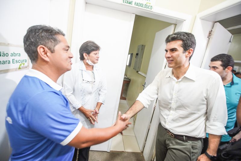 População de Cametá recebe delegacia, hospital e mais de 30 cheques moradia
O governador do estado do Pará, Helder Barbalho, visitou, na manhã desta quarta-feira (19), o município de Cametá onde cumpriu três agendas oficiais na cidade, entregando obras para a população nas áreas de segurança e saúde. <div class='credito_fotos'>Foto: Marco Santos / Ag. Pará | <a href='/midias/2020/originais/6005_edea1739-5b00-3dac-da77-4a7615d423a6.jpg' download><i class='fa-solid fa-download'></i> Download</a></div>