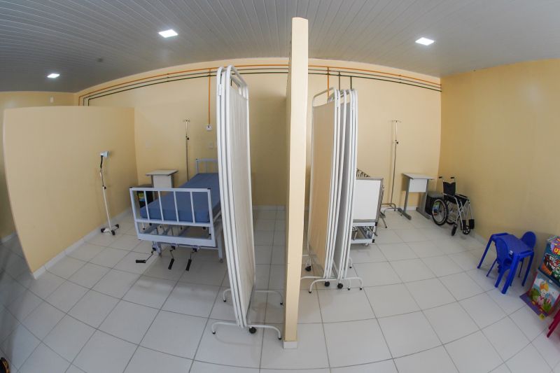 População de Cametá recebe delegacia, hospital e mais de 30 cheques moradia
O governador do estado do Pará, Helder Barbalho, visitou, na manhã desta quarta-feira (19), o município de Cametá onde cumpriu três agendas oficiais na cidade, entregando obras para a população nas áreas de segurança e saúde. <div class='credito_fotos'>Foto: Marco Santos / Ag. Pará | <a href='/midias/2020/originais/6005_f19de158-094e-e02f-6126-e9ca25093dff.jpg' download><i class='fa-solid fa-download'></i> Download</a></div>
