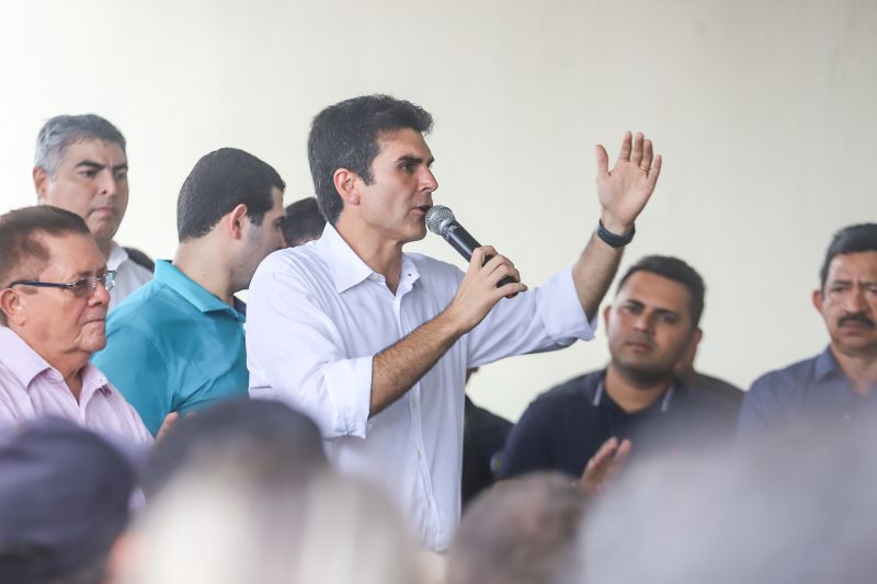 População de Cametá recebe delegacia, hospital e mais de 30 cheques moradia
O governador do estado do Pará, Helder Barbalho, visitou, na manhã desta quarta-feira (19), o município de Cametá onde cumpriu três agendas oficiais na cidade, entregando obras para a população nas áreas de segurança e saúde. <div class='credito_fotos'>Foto: Marco Santos / Ag. Pará | <a href='/midias/2020/originais/6005_f2b05491-3cef-675b-085a-9089a7f76474.jpg' download><i class='fa-solid fa-download'></i> Download</a></div>