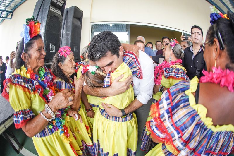 População de Cametá recebe delegacia, hospital e mais de 30 cheques moradia
O governador do estado do Pará, Helder Barbalho, visitou, na manhã desta quarta-feira (19), o município de Cametá onde cumpriu três agendas oficiais na cidade, entregando obras para a população nas áreas de segurança e saúde. <div class='credito_fotos'>Foto: Marco Santos / Ag. Pará   |   <a href='/midias/2020/originais/6005_f5ed16d8-8ab3-efe5-c4da-956543eb1e06.jpg' download><i class='fa-solid fa-download'></i> Download</a></div>