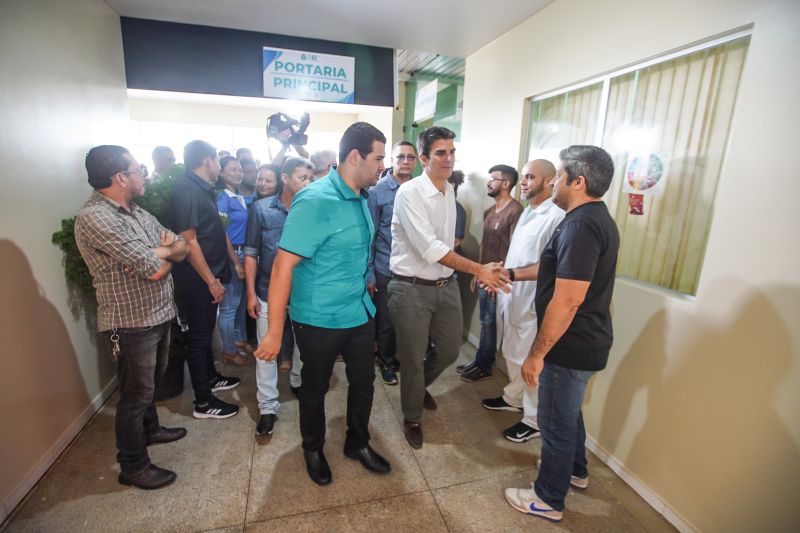 População de Cametá recebe delegacia, hospital e mais de 30 cheques moradia
O governador do estado do Pará, Helder Barbalho, visitou, na manhã desta quarta-feira (19), o município de Cametá onde cumpriu três agendas oficiais na cidade, entregando obras para a população nas áreas de segurança e saúde. <div class='credito_fotos'>Foto: Marco Santos / Ag. Pará | <a href='/midias/2020/originais/6005_f672fe0d-3864-f4b9-984f-ce750bd866fd.jpg' download><i class='fa-solid fa-download'></i> Download</a></div>