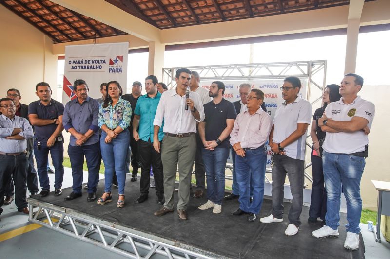 População de Cametá recebe delegacia, hospital e mais de 30 cheques moradia
O governador do estado do Pará, Helder Barbalho, visitou, na manhã desta quarta-feira (19), o município de Cametá onde cumpriu três agendas oficiais na cidade, entregando obras para a população nas áreas de segurança e saúde. <div class='credito_fotos'>Foto: Marco Santos / Ag. Pará | <a href='/midias/2020/originais/6005_faecdf6d-4f3d-b2c4-47f9-70cd925f1b91.jpg' download><i class='fa-solid fa-download'></i> Download</a></div>