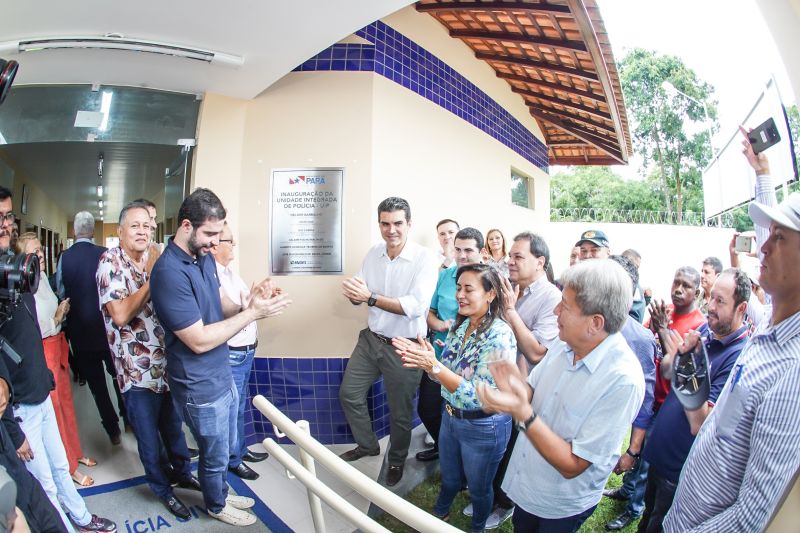 População de Cametá recebe delegacia, hospital e mais de 30 cheques moradia
O governador do estado do Pará, Helder Barbalho, visitou, na manhã desta quarta-feira (19), o município de Cametá onde cumpriu três agendas oficiais na cidade, entregando obras para a população nas áreas de segurança e saúde. <div class='credito_fotos'>Foto: Marco Santos / Ag. Pará | <a href='/midias/2020/originais/6005_fd5952d7-5573-3a09-9675-861226618aa0.jpg' download><i class='fa-solid fa-download'></i> Download</a></div>