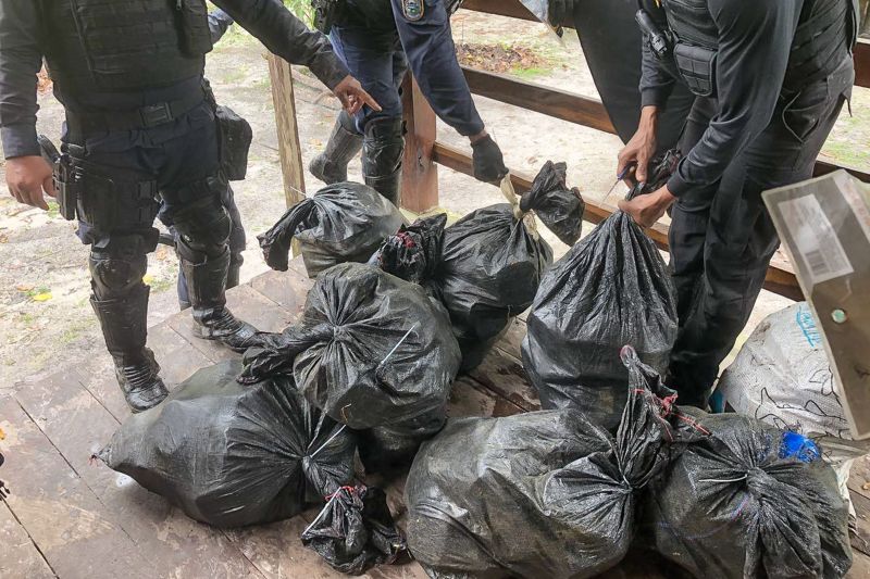 A Polícia Civil deu seguimento, nesta quarta-feira (19), à operação "Narcos II", que contou com apoio da Guarda Municipal de Belém e Marinha do Brasil, por meio do Batalhão de Operações Ribeirinhas. <div class='credito_fotos'>Foto: Ascom / Polícia Civil   |   <a href='/midias/2020/originais/6008_e026b12a-4c06-6e81-c609-15d9b141bc03.jpg' download><i class='fa-solid fa-download'></i> Download</a></div>