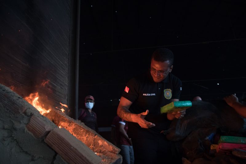 Sete fornos foram utilizados durante a incineração de dois mil e trezentos quilos de cocaína apreendidos durante a operação "Narcos II", realizada pela Polícia Civil. <div class='credito_fotos'>Foto: Pedro Guerreiro / Ag. Pará   |   <a href='/midias/2020/originais/6010_0a7a0a7b-c37e-6aae-cc06-57c9be3fa555.jpg' download><i class='fa-solid fa-download'></i> Download</a></div>