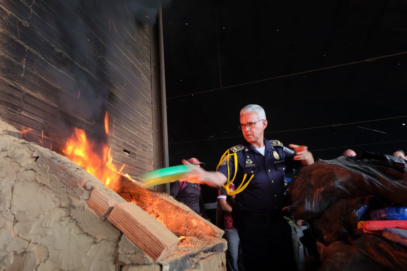 Sete fornos foram utilizados durante a incineração de dois mil e trezentos quilos de cocaína apreendidos durante a operação "Narcos II", realizada pela Polícia Civil. <div class='credito_fotos'>Foto: Pedro Guerreiro / Ag. Pará   |   <a href='/midias/2020/originais/6010_18995b6a-5739-a559-35a5-39301bbfbd67.jpg' download><i class='fa-solid fa-download'></i> Download</a></div>