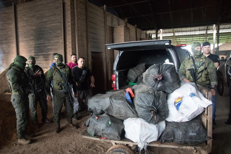 Sete fornos foram utilizados durante a incineração de dois mil e trezentos quilos de cocaína apreendidos durante a operação "Narcos II", realizada pela Polícia Civil. <div class='credito_fotos'>Foto: Pedro Guerreiro / Ag. Pará | <a href='/midias/2020/originais/6010_1aecfd5e-4633-0e15-2e0f-b86fbbb686d9.jpg' download><i class='fa-solid fa-download'></i> Download</a></div>