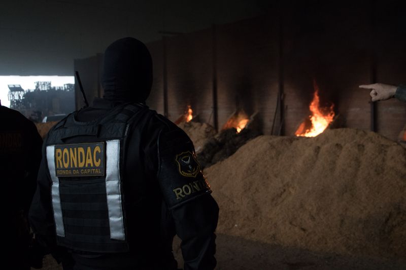 Sete fornos foram utilizados durante a incineração de dois mil e trezentos quilos de cocaína apreendidos durante a operação "Narcos II", realizada pela Polícia Civil. <div class='credito_fotos'>Foto: Pedro Guerreiro / Ag. Pará   |   <a href='/midias/2020/originais/6010_228f548a-5e8c-12a1-cf94-650b92208ecb.jpg' download><i class='fa-solid fa-download'></i> Download</a></div>