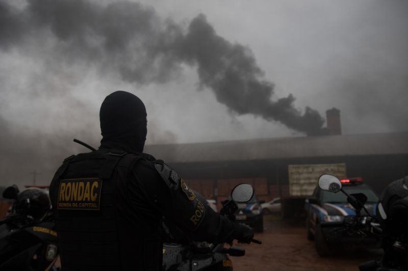 Sete fornos foram utilizados durante a incineração de dois mil e trezentos quilos de cocaína apreendidos durante a operação "Narcos II", realizada pela Polícia Civil. <div class='credito_fotos'>Foto: Pedro Guerreiro / Ag. Pará   |   <a href='/midias/2020/originais/6010_254e2c20-2fee-459a-4d08-02c349771cd1.jpg' download><i class='fa-solid fa-download'></i> Download</a></div>