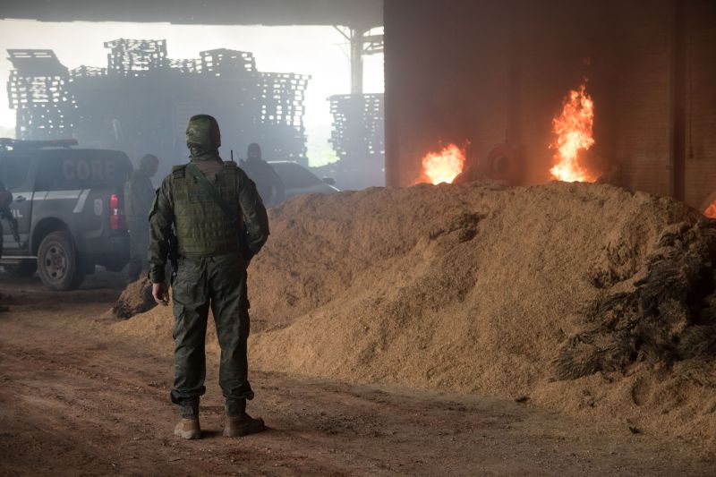 Sete fornos foram utilizados durante a incineração de dois mil e trezentos quilos de cocaína apreendidos durante a operação "Narcos II", realizada pela Polícia Civil. <div class='credito_fotos'>Foto: Pedro Guerreiro / Ag. Pará   |   <a href='/midias/2020/originais/6010_83145978-35ab-5a85-a323-2e1f57e8f850.jpg' download><i class='fa-solid fa-download'></i> Download</a></div>