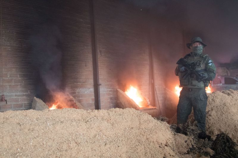 Sete fornos foram utilizados durante a incineração de dois mil e trezentos quilos de cocaína apreendidos durante a operação "Narcos II", realizada pela Polícia Civil. <div class='credito_fotos'>Foto: Pedro Guerreiro / Ag. Pará   |   <a href='/midias/2020/originais/6010_8e86c5ad-017a-7d00-4cf9-0026d82614e8.jpg' download><i class='fa-solid fa-download'></i> Download</a></div>