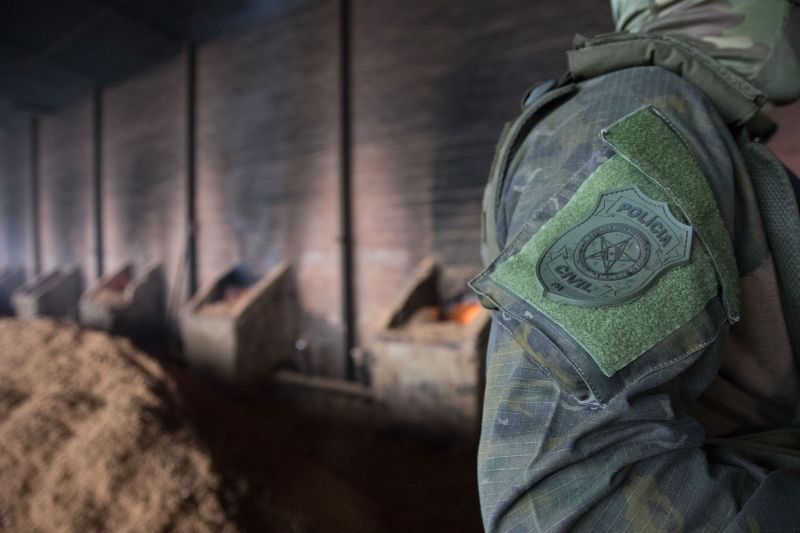 Sete fornos foram utilizados durante a incineração de dois mil e trezentos quilos de cocaína apreendidos durante a operação "Narcos II", realizada pela Polícia Civil. <div class='credito_fotos'>Foto: Pedro Guerreiro / Ag. Pará | <a href='/midias/2020/originais/6010_9809d850-6f6c-02ed-758e-b05322ff383f.jpg' download><i class='fa-solid fa-download'></i> Download</a></div>