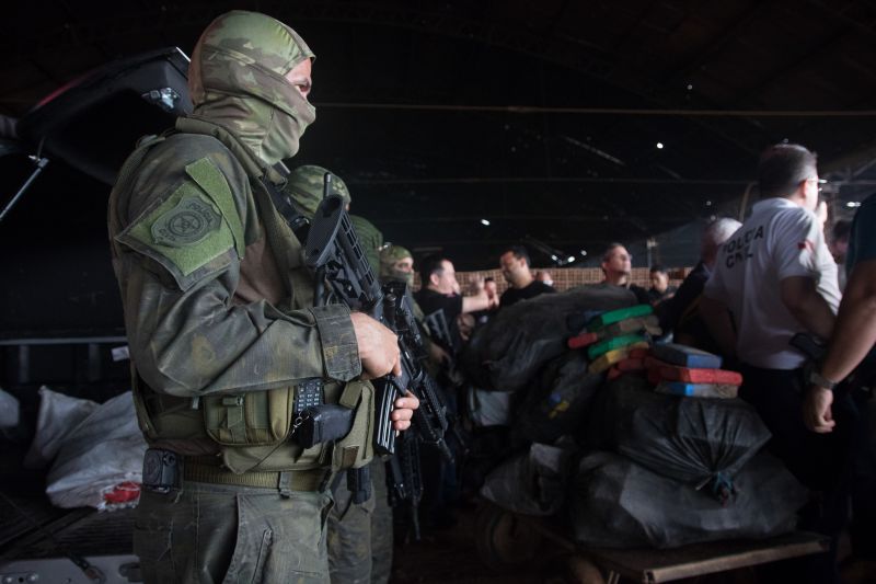Sete fornos foram utilizados durante a incineração de dois mil e trezentos quilos de cocaína apreendidos durante a operação "Narcos II", realizada pela Polícia Civil. <div class='credito_fotos'>Foto: Pedro Guerreiro / Ag. Pará | <a href='/midias/2020/originais/6010_c4de7d64-3a2d-35ff-c590-c4c58a487175.jpg' download><i class='fa-solid fa-download'></i> Download</a></div>